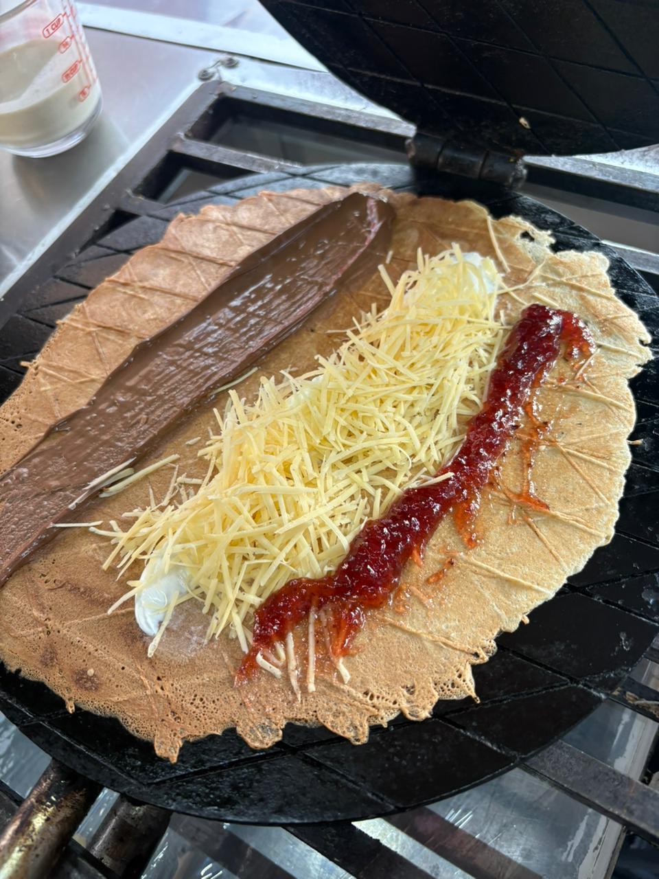 Marquesita Gansito con Nutella, mermelada de fresa y Philadelphia